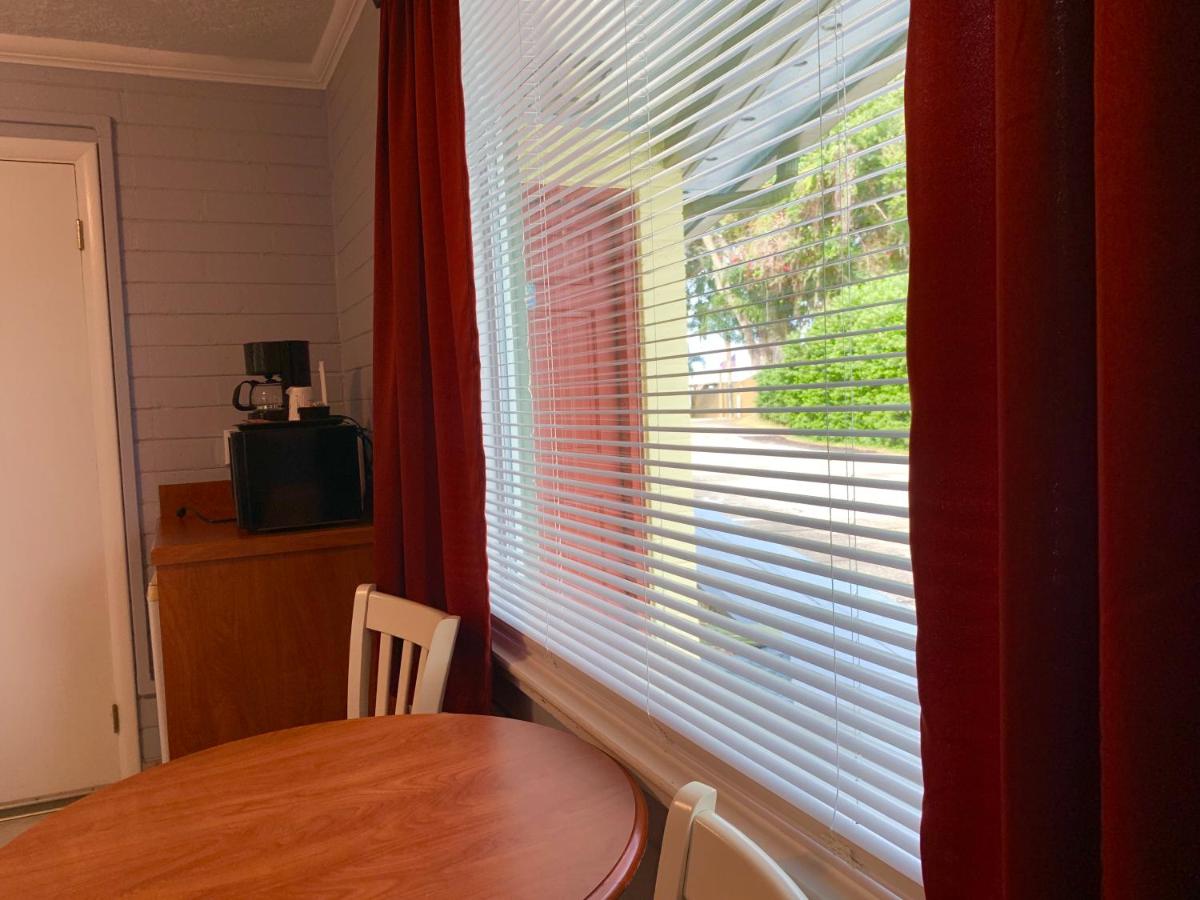 | Lakeside Inn and Cafe