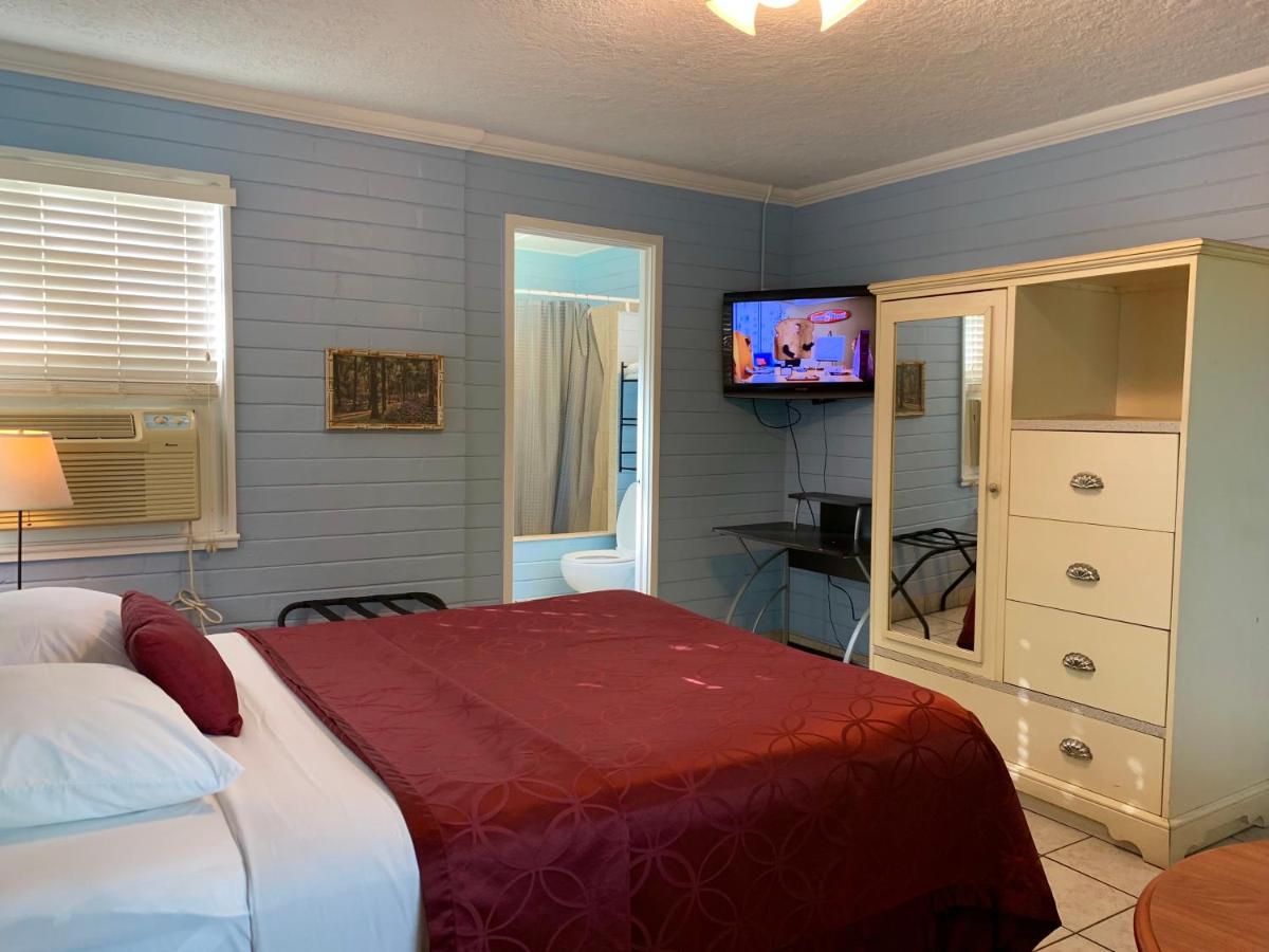 | Lakeside Inn and Cafe