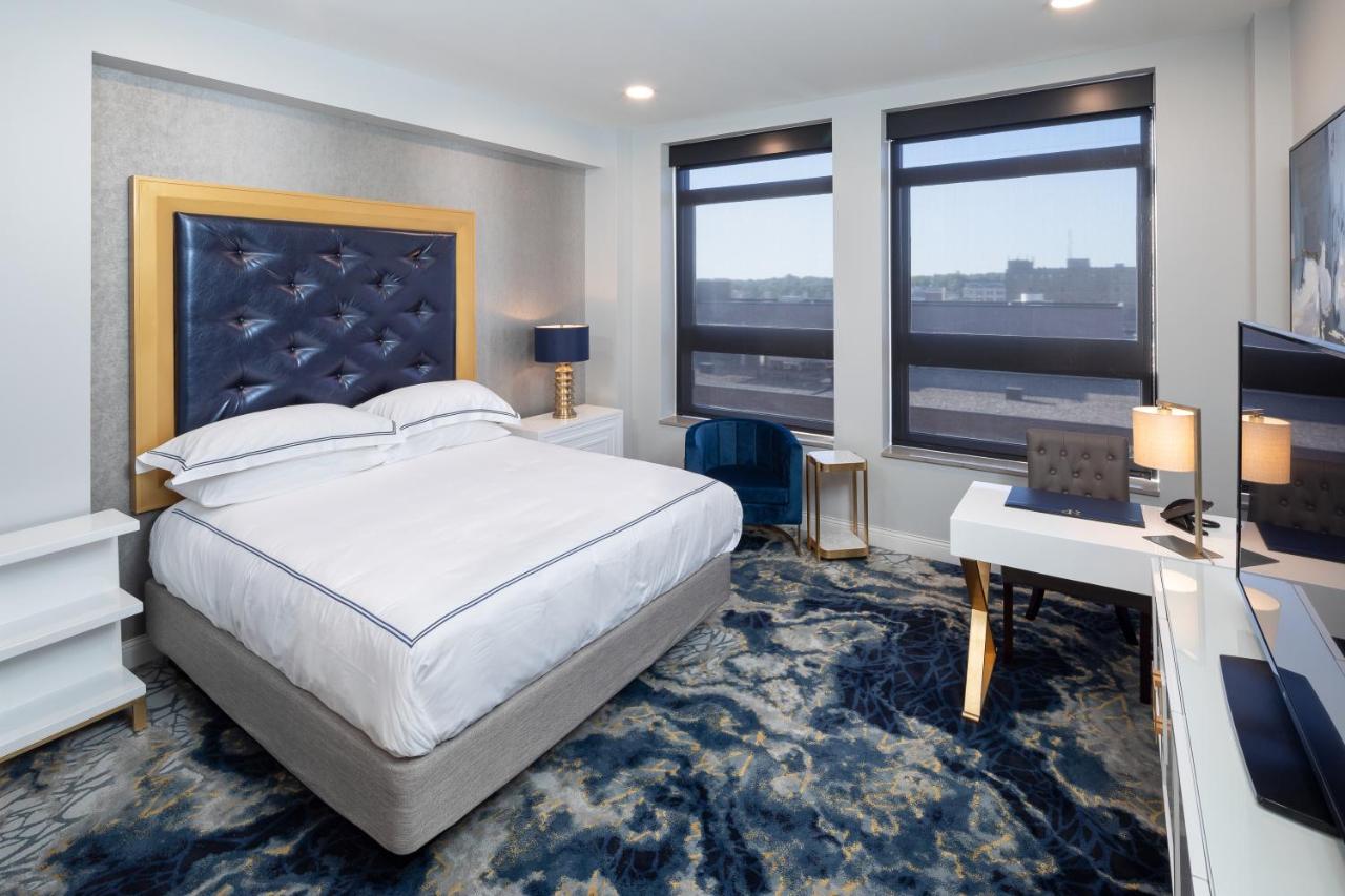 Standard King Room at Hotel On Phillips