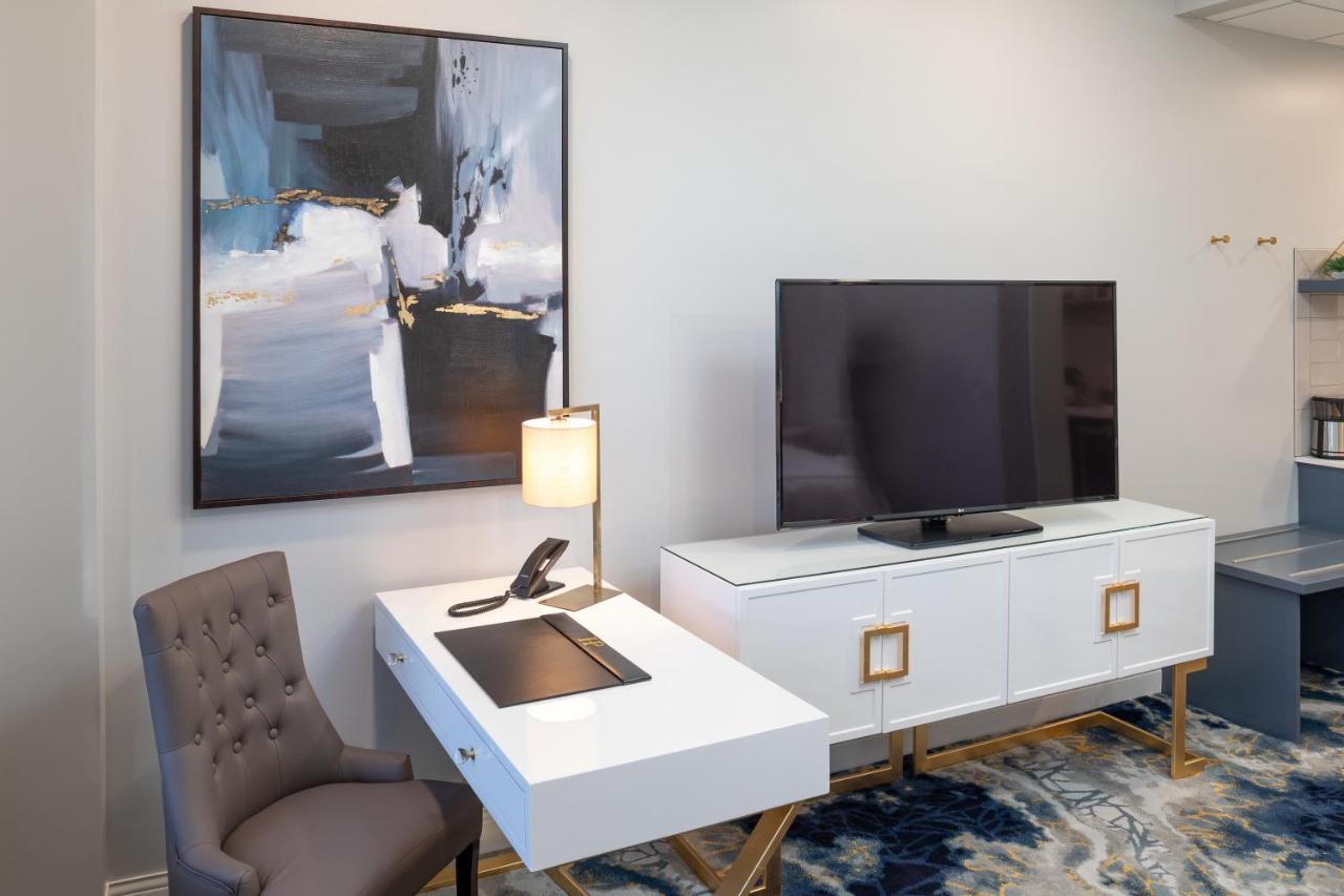 Standard King Room at Hotel On Phillips