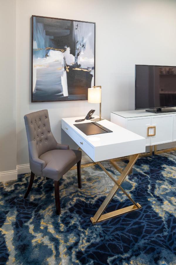 Standard King Room at Hotel On Phillips