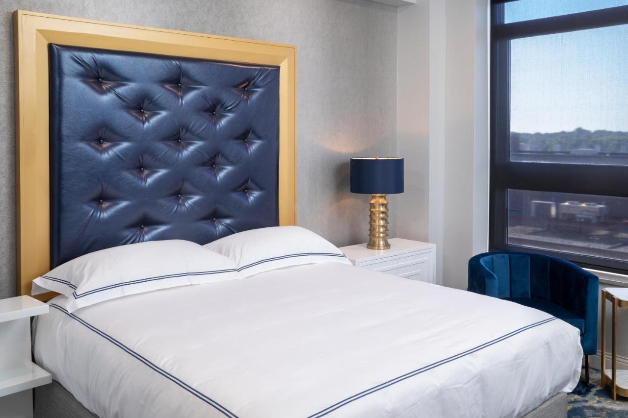 Standard King Room at Hotel On Phillips