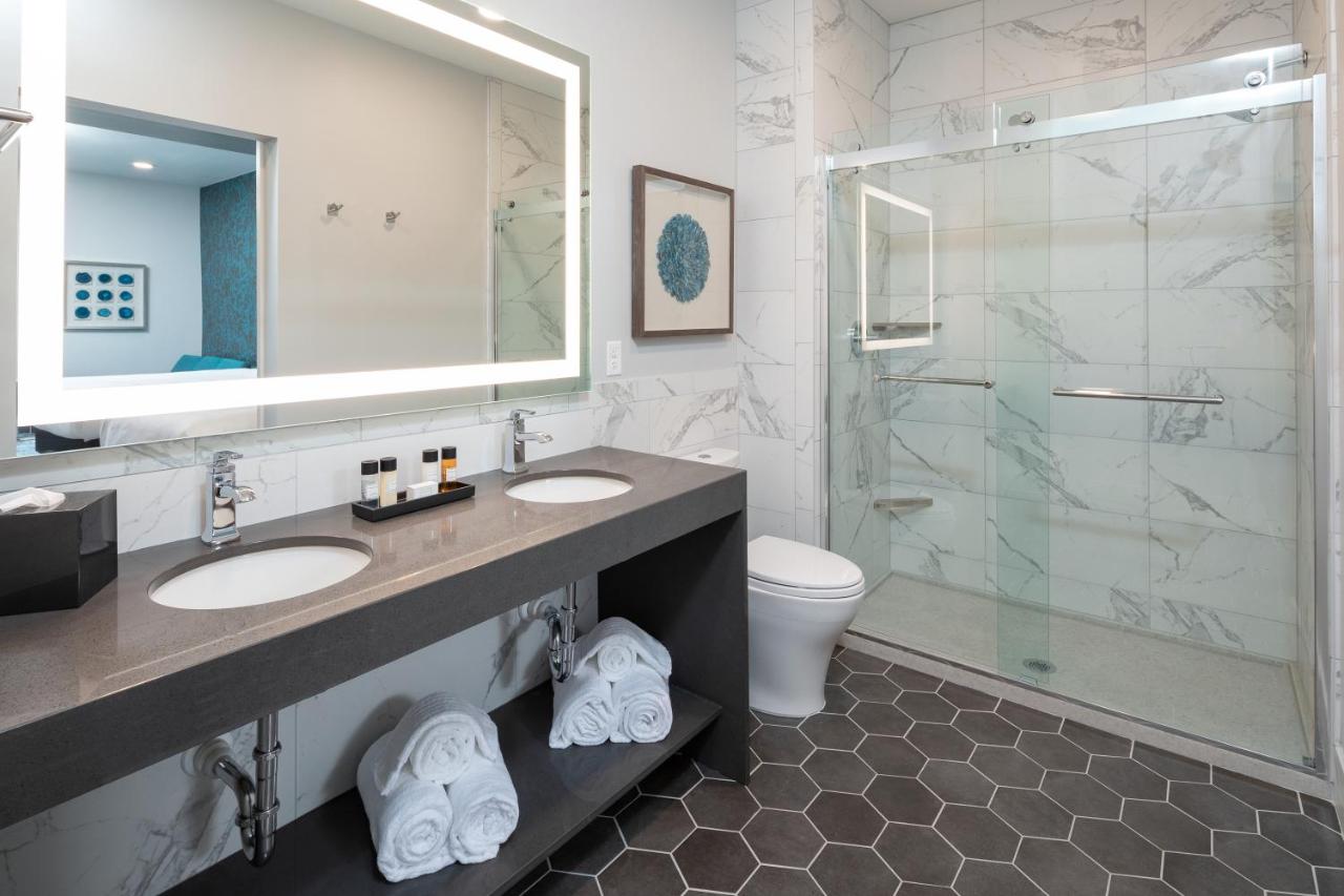 Deluxe Junior Suite at Hotel On Phillips