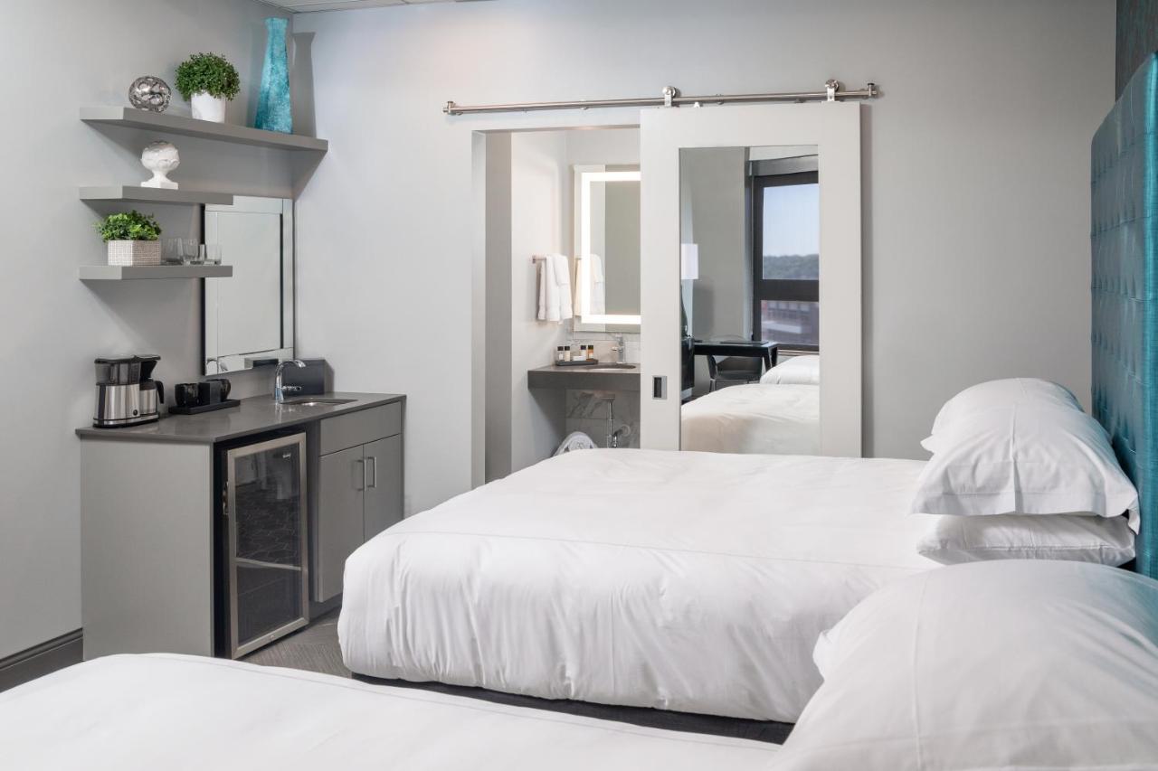 Deluxe Junior Suite at Hotel On Phillips