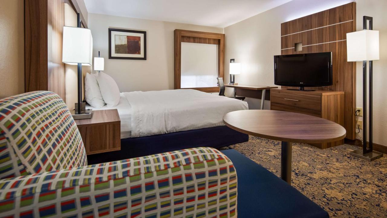 King Room with Sofa Bed at Best Western Plus Kansas City Airport-KCI East