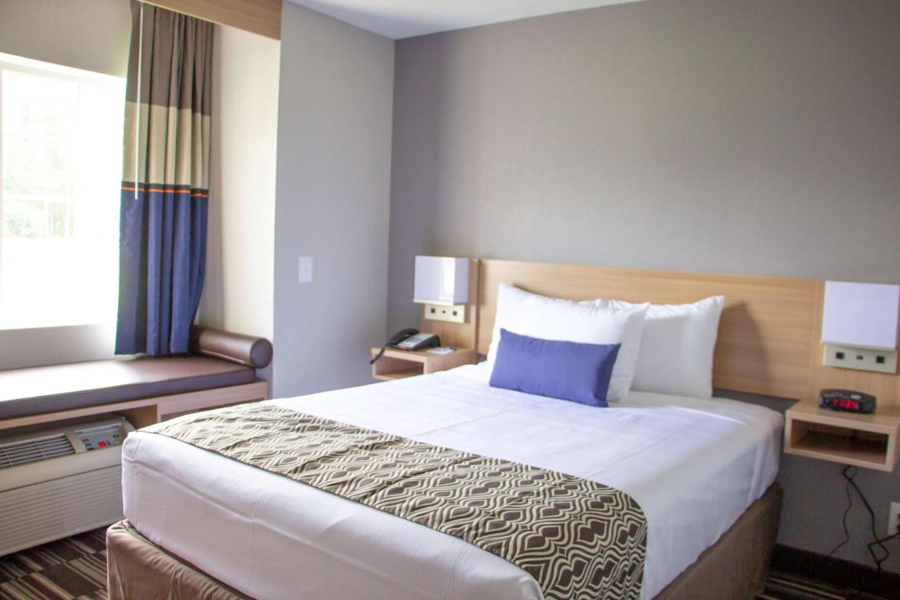Queen Room - Mobility Access/Non-Smoking at Microtel Inn & Suites by Wyndham Camp Lejeune/Jacksonville