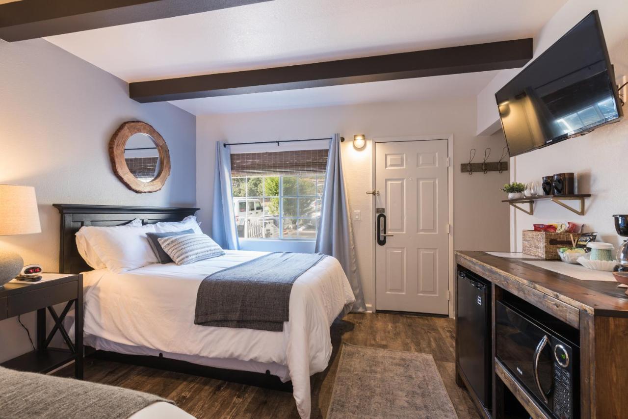 Room with Two Double Beds at Shell Beach Inn