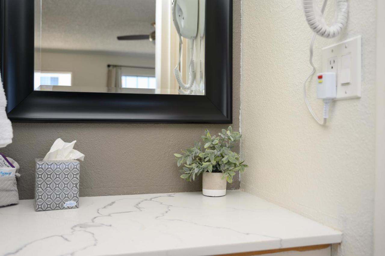 Room with One Queen / One Double at Shell Beach Inn