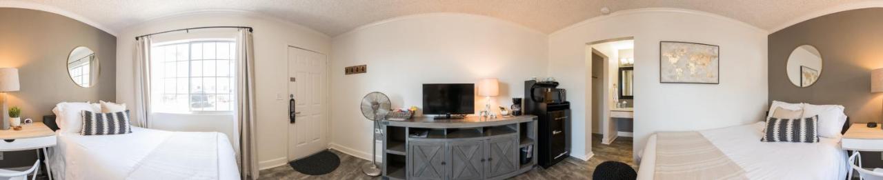 Room with One Queen / One Double at Shell Beach Inn