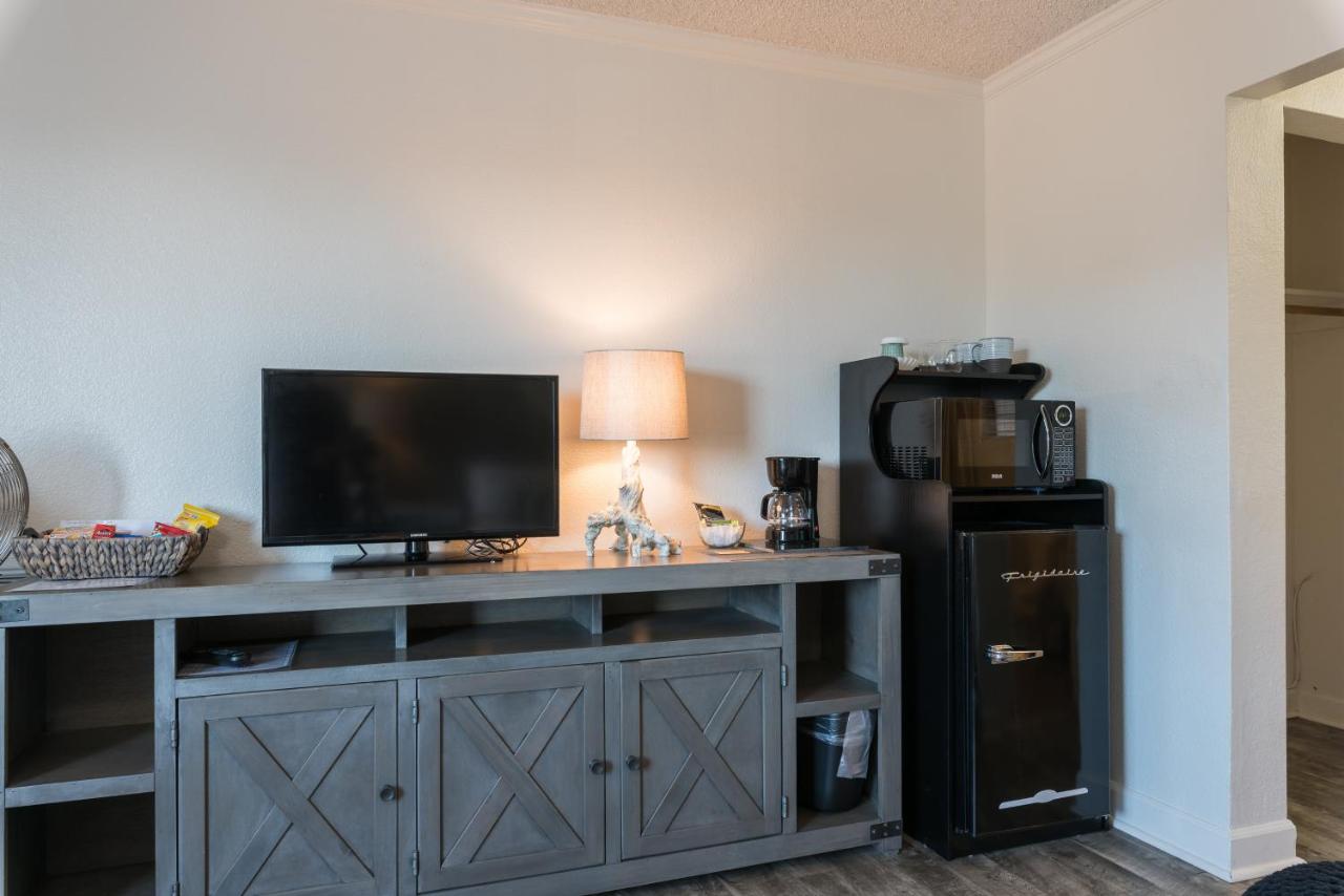Room with One Queen / One Double at Shell Beach Inn