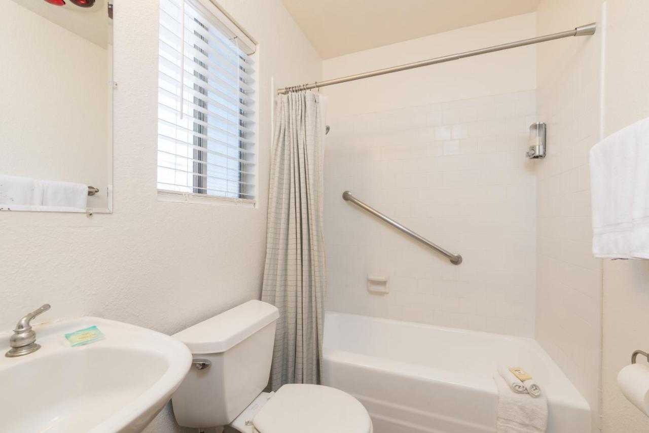 Room with One Queen / One Double at Shell Beach Inn