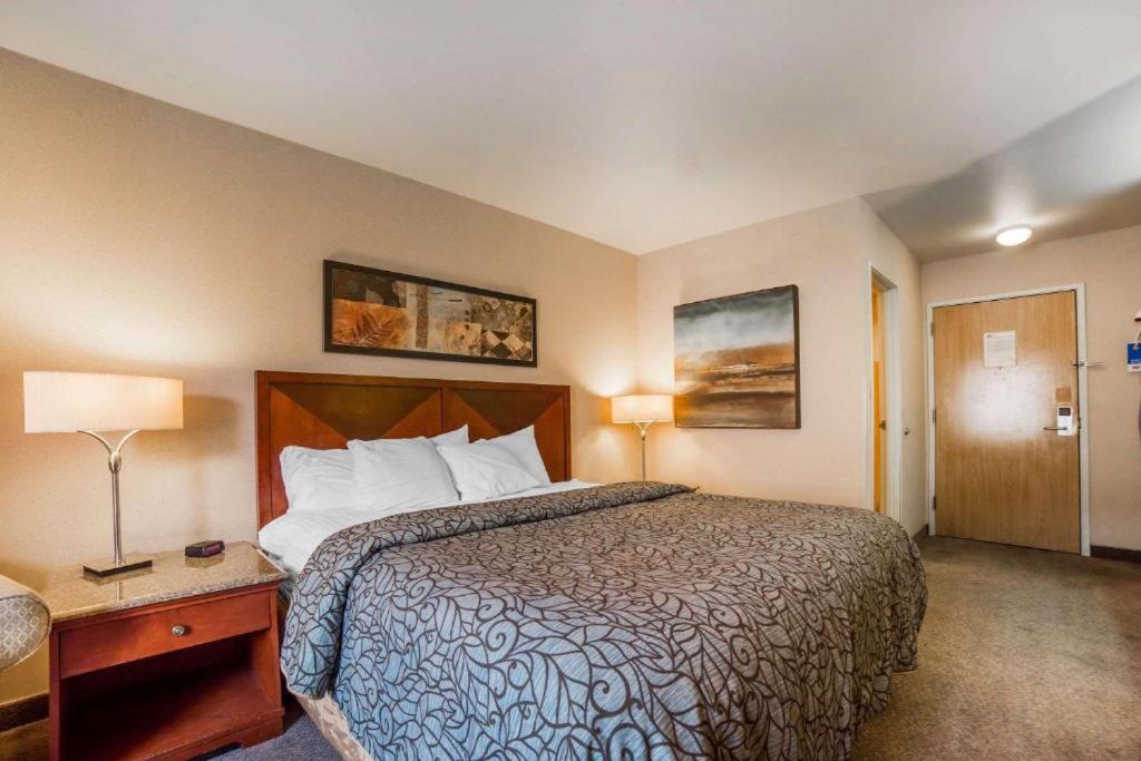 King Room - Non-Smoking at Rodeway Inn & Suites Nampa