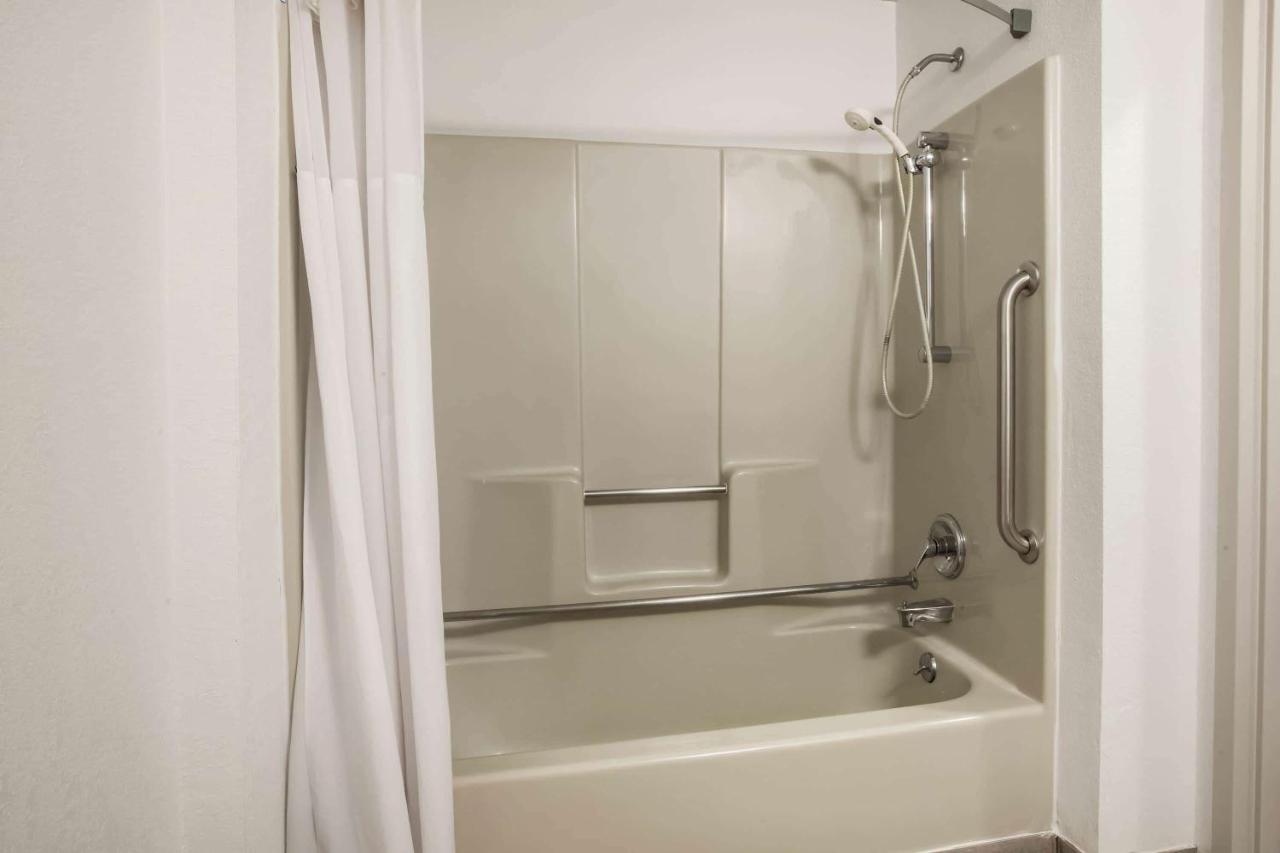  | Days Inn & Suites by Wyndham Rochester Hills MI