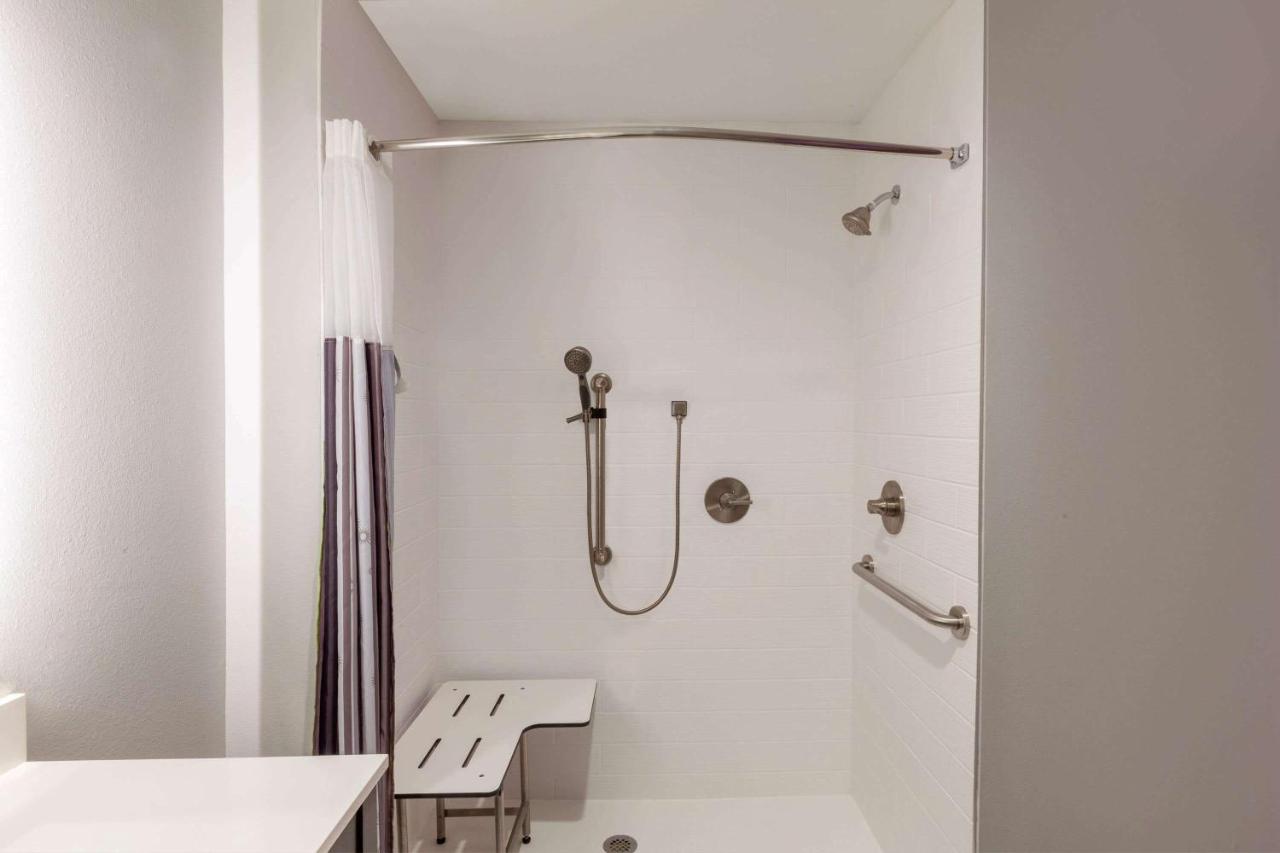Deluxe King Room with Mobility/Hearing Impaired Access - Non-Smoking at La Quinta Inn & Suites by Wyndham Lafayette Oil Center