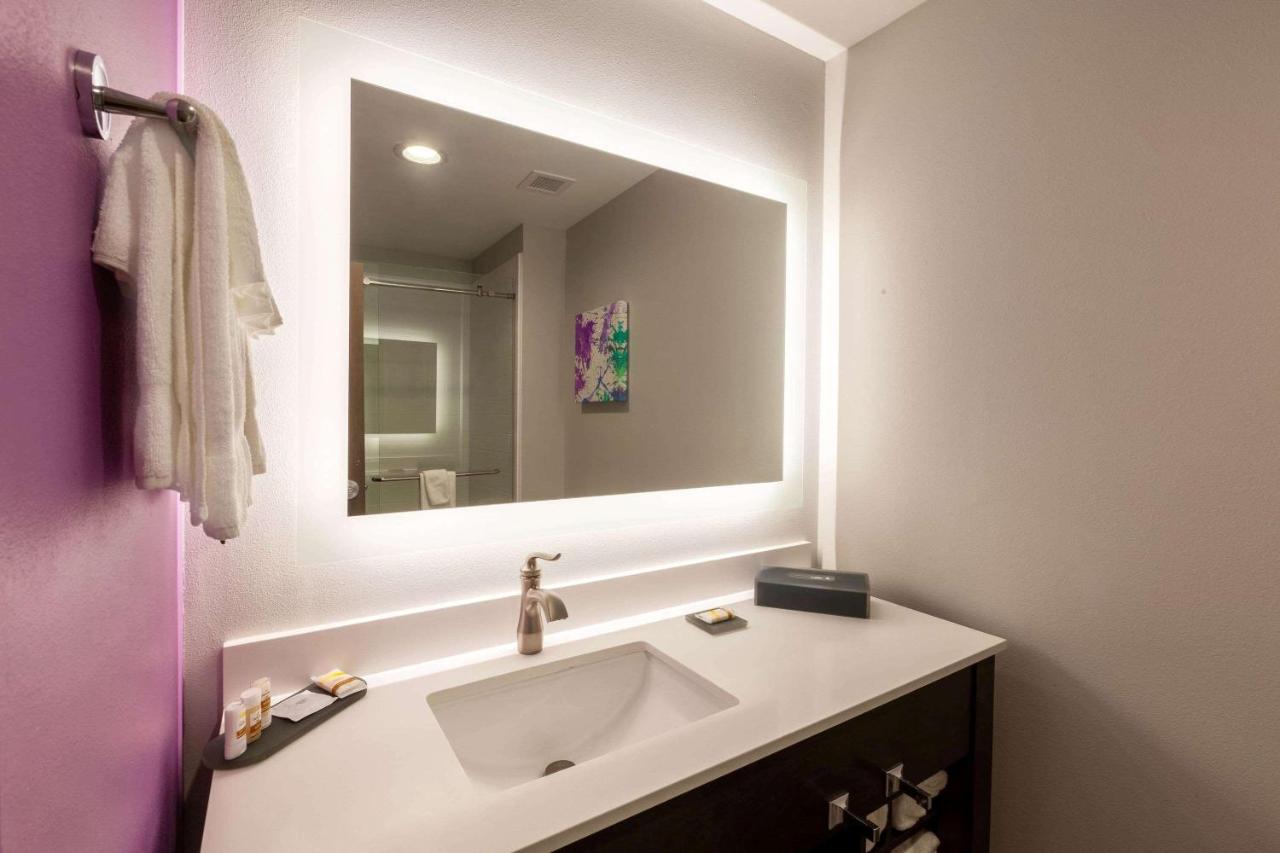 Deluxe King Room - Non-Smoking at La Quinta Inn & Suites by Wyndham Lafayette Oil Center