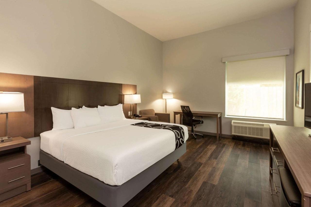 King Room with Mobility/Hearing Impaired Access - Non-Smoking at La Quinta Inn & Suites by Wyndham Lafayette Oil Center
