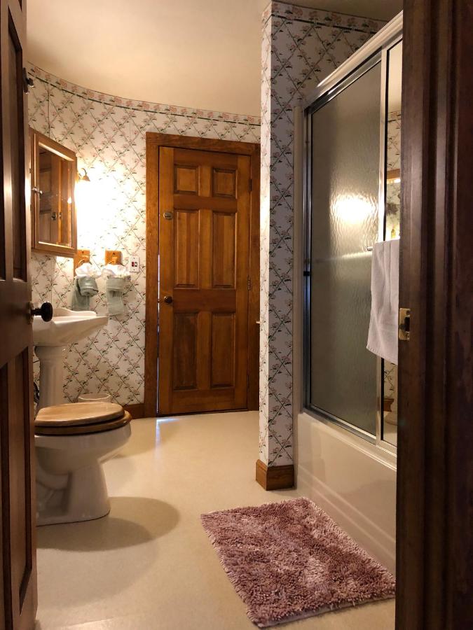 | Aiken Manor B&B