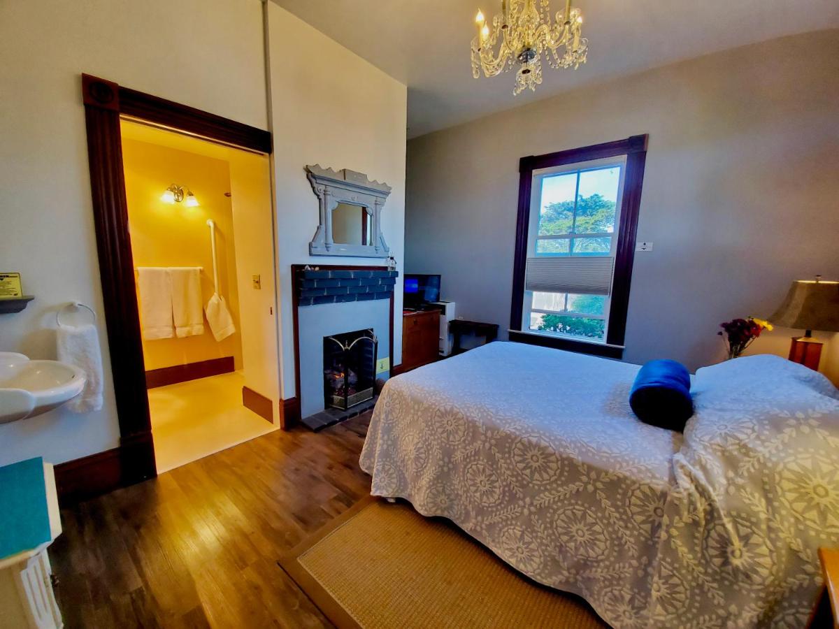 | Captain's Inn at Moss Landing