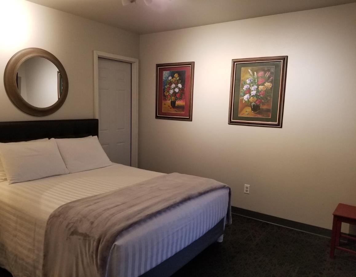 | Deep Water Inn