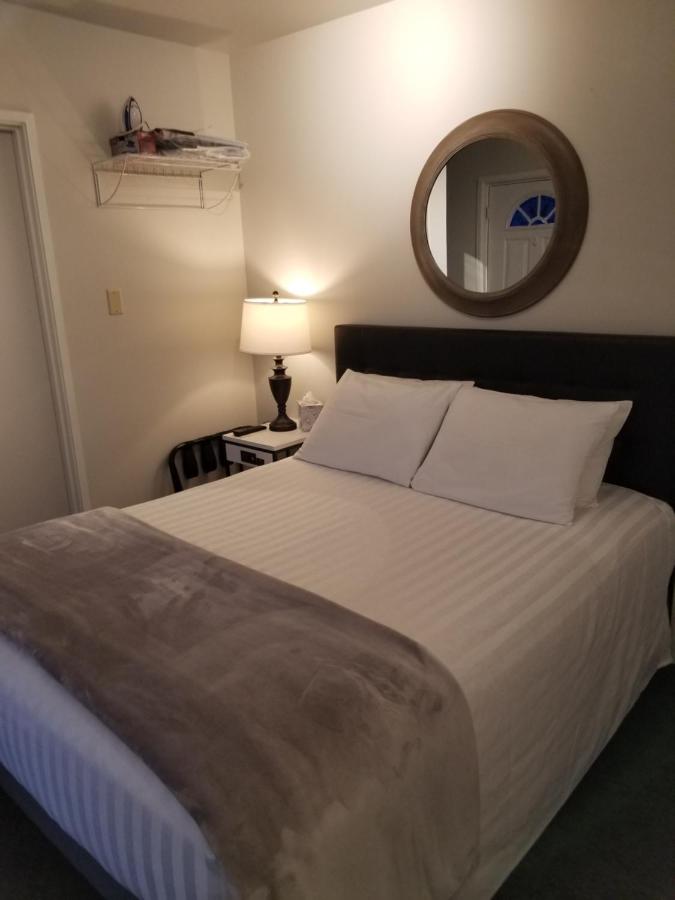 | Deep Water Inn