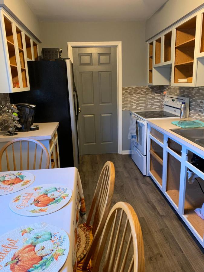 | Livonia BndB, Budget Room near Redford, Westland