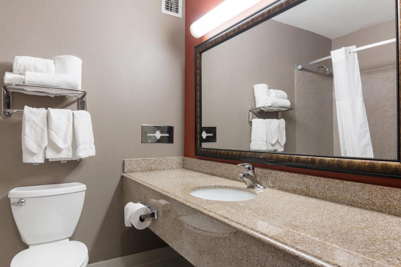 King Room - Disability Access at LeBossier Hotel