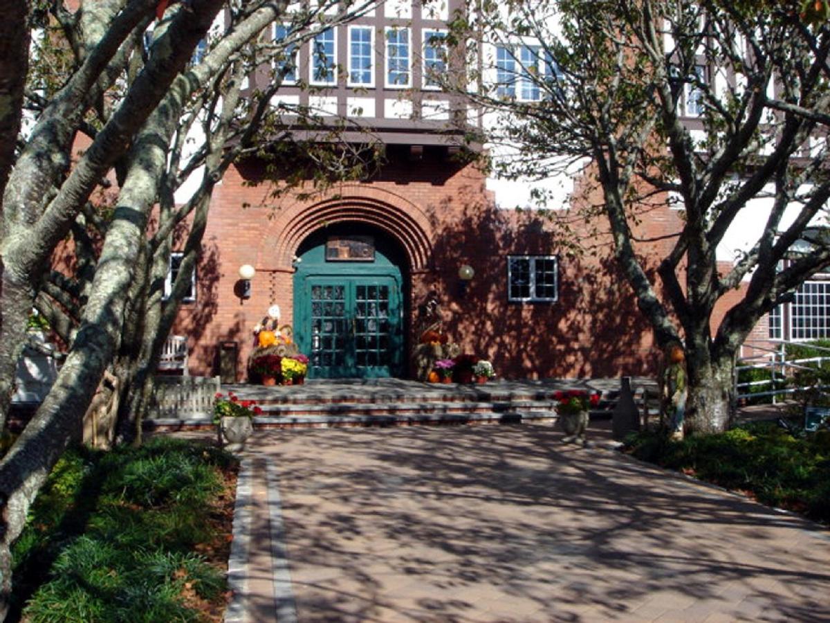  | Montauk Manor