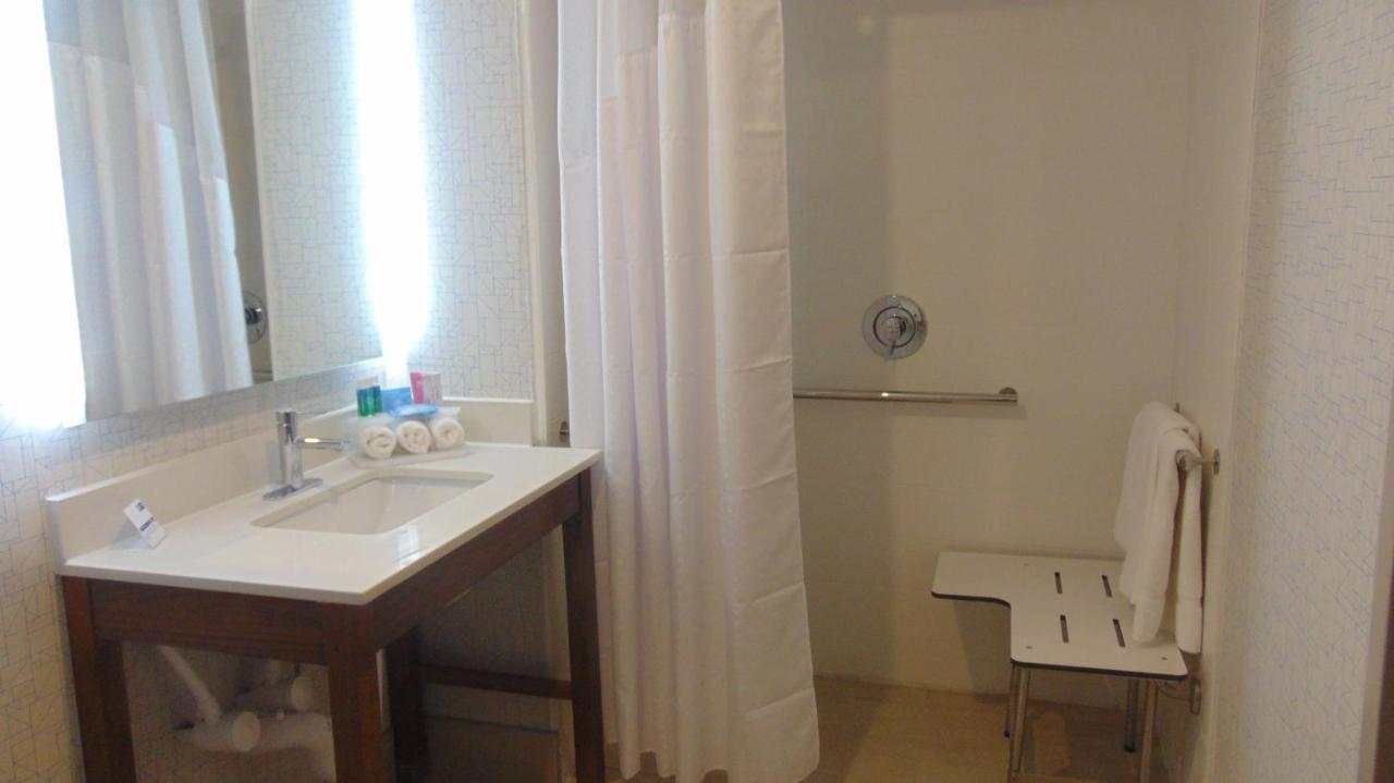 | Holiday Inn Express & Suites Wapakoneta, an IHG Hotel