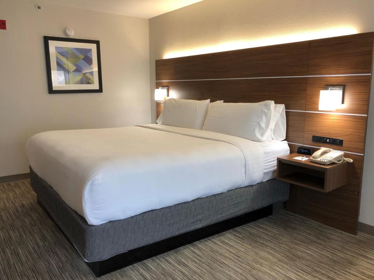 Deluxe King Room - Disability Access at Holiday Inn Express Atlanta-Stone Mountain by IHG