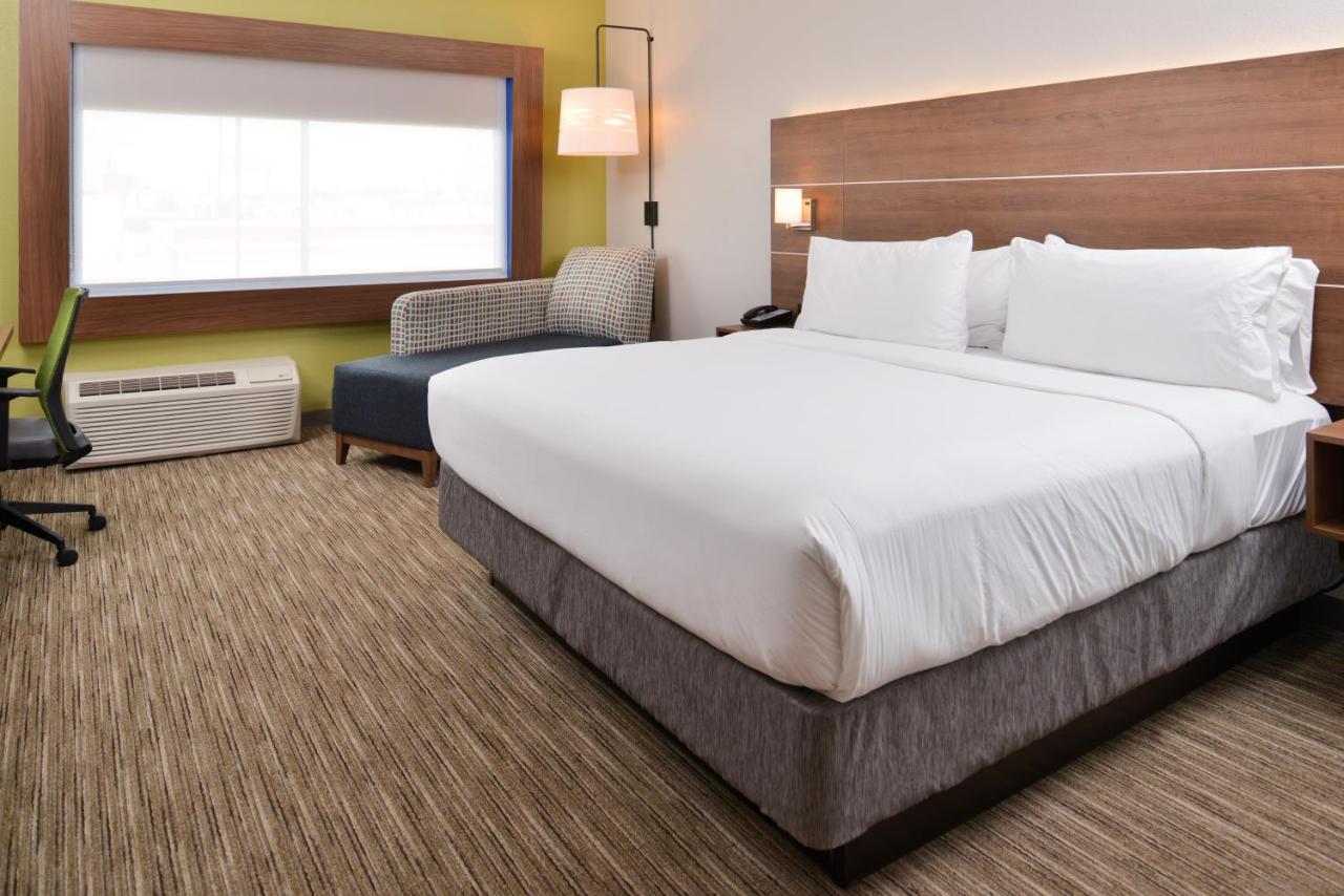 King Room - Hearing Accessible - Roll-in Shower at Holiday Inn Express Early by IHG