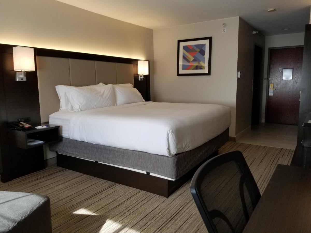 King Room at Holiday Inn Express Birch Run - Frankenmuth Area by IHG