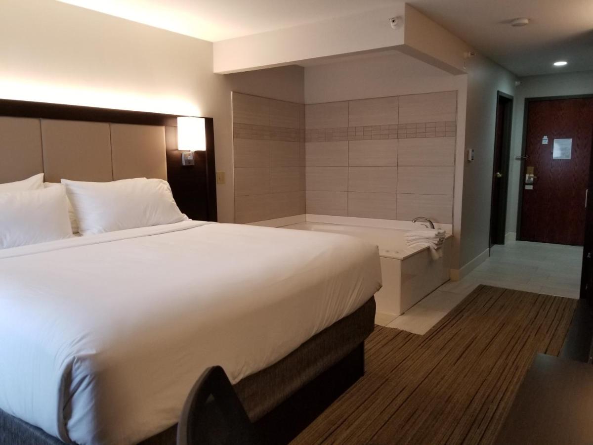 King Room with Spa Bath at Holiday Inn Express Birch Run - Frankenmuth Area by IHG
