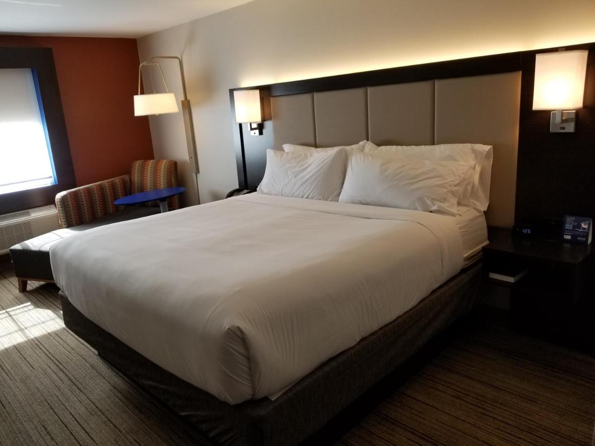 King Room at Holiday Inn Express Birch Run - Frankenmuth Area by IHG