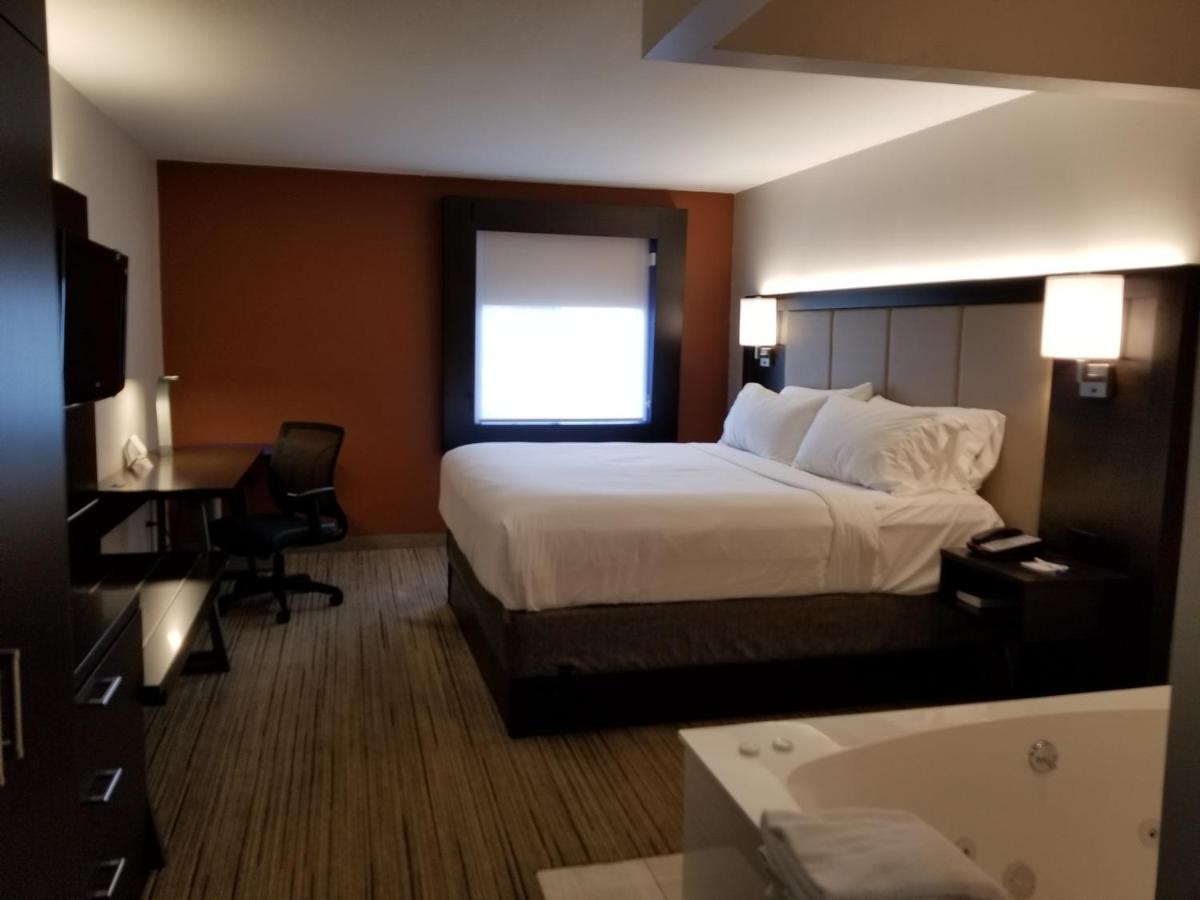 King Room with Spa Bath at Holiday Inn Express Birch Run - Frankenmuth Area by IHG