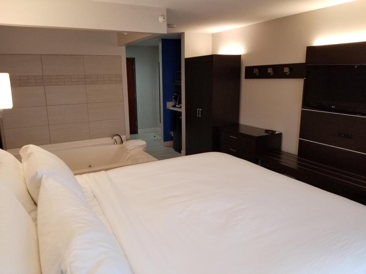 King Room with Spa Bath at Holiday Inn Express Birch Run - Frankenmuth Area by IHG