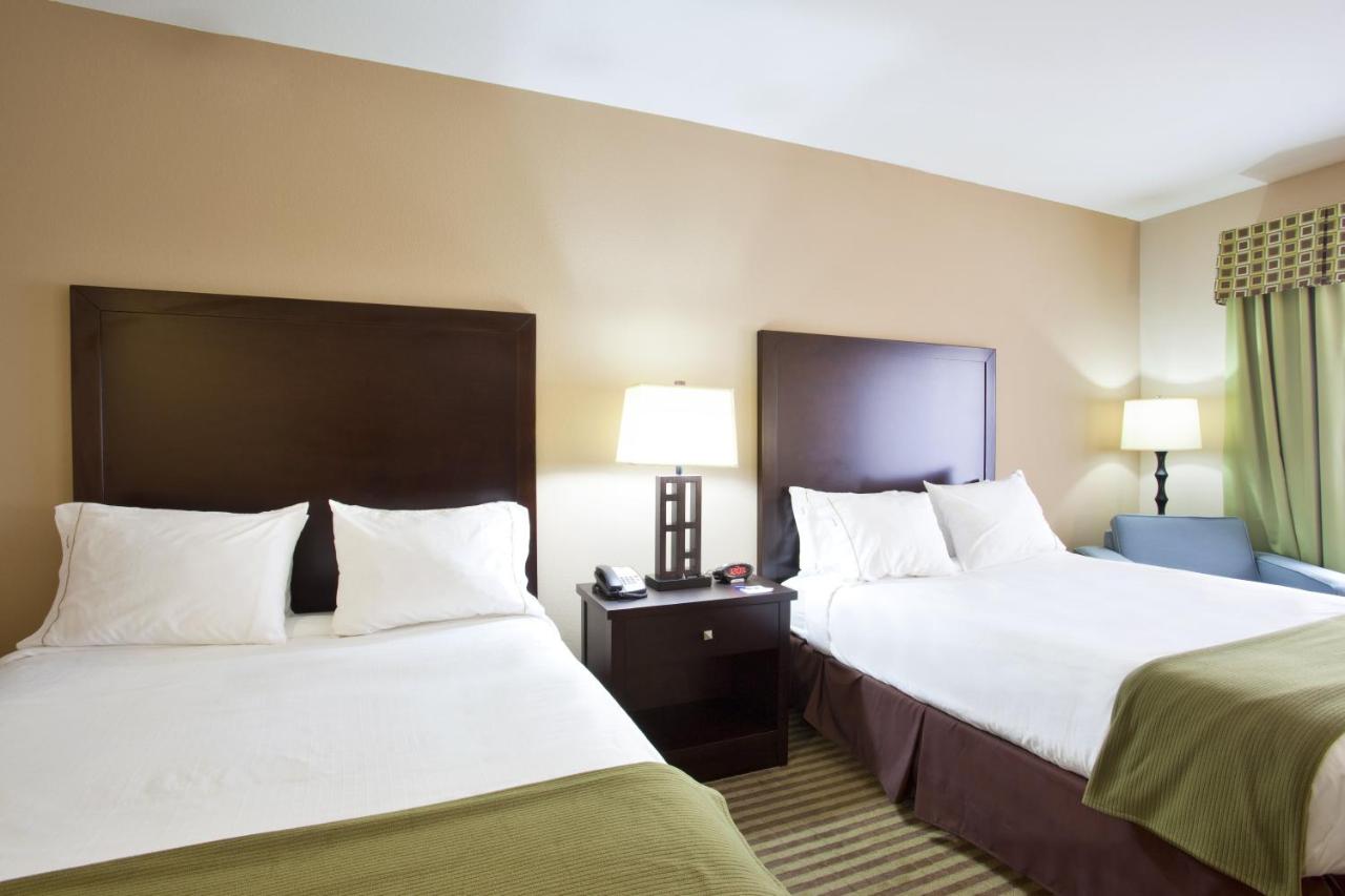| Holiday Inn Express Le Roy, an IHG Hotel