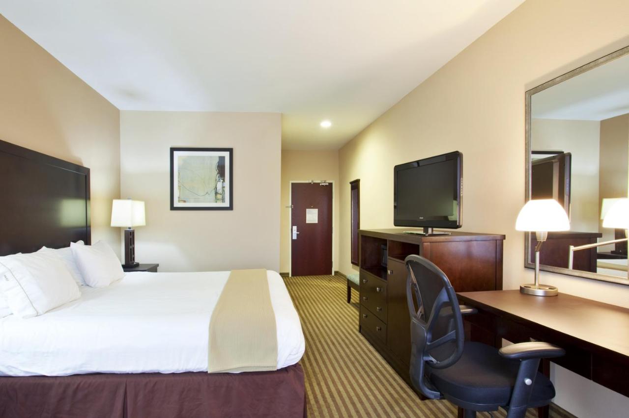 | Holiday Inn Express Le Roy, an IHG Hotel