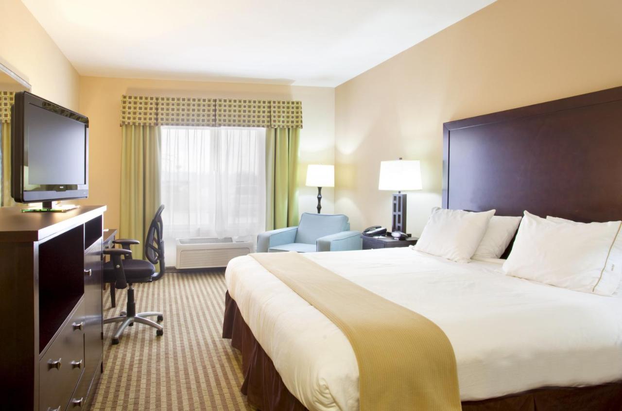 | Holiday Inn Express Le Roy, an IHG Hotel