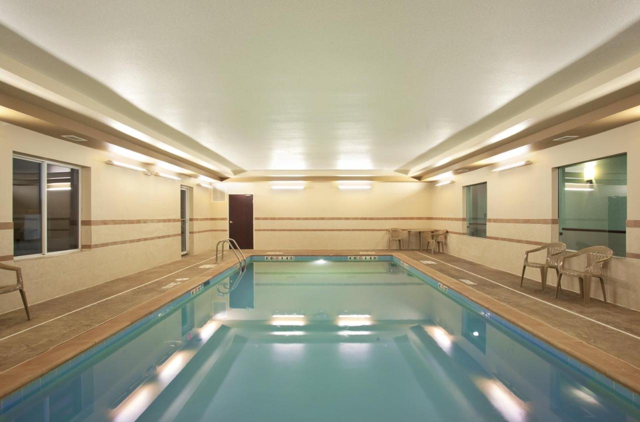 | Holiday Inn Express Le Roy, an IHG Hotel