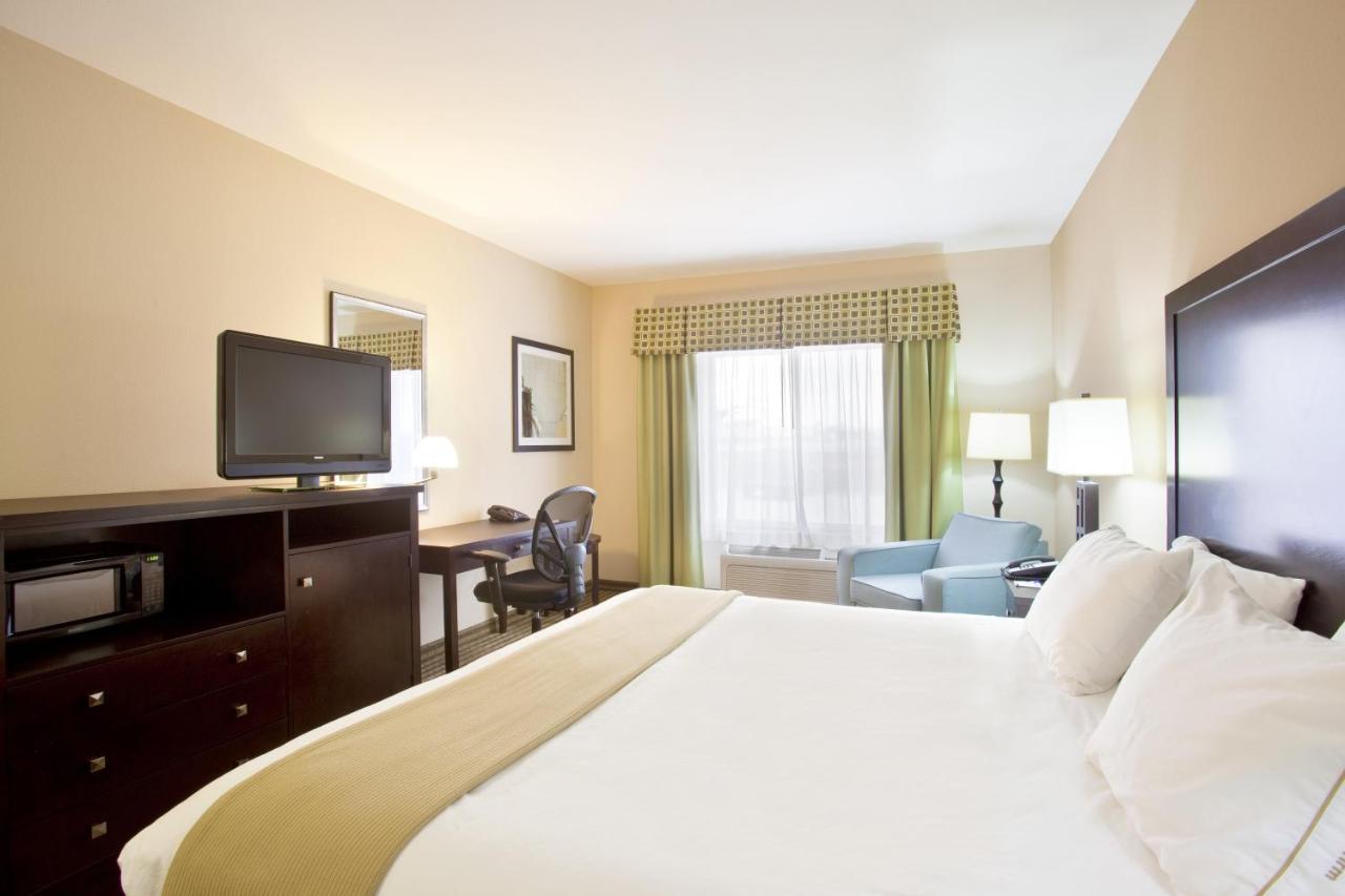 | Holiday Inn Express Le Roy, an IHG Hotel