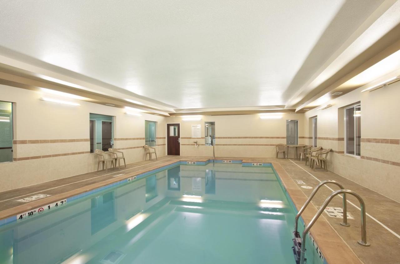 | Holiday Inn Express Le Roy, an IHG Hotel