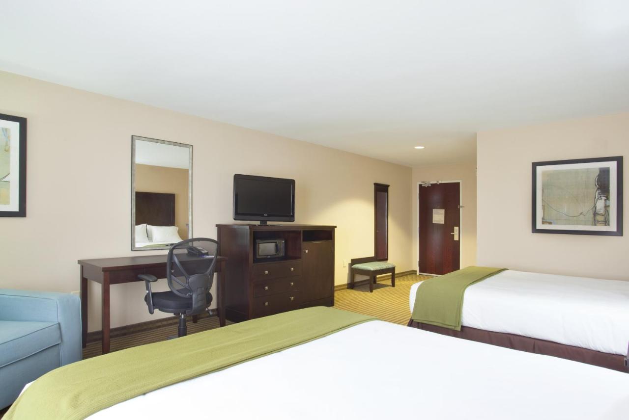 | Holiday Inn Express Le Roy, an IHG Hotel