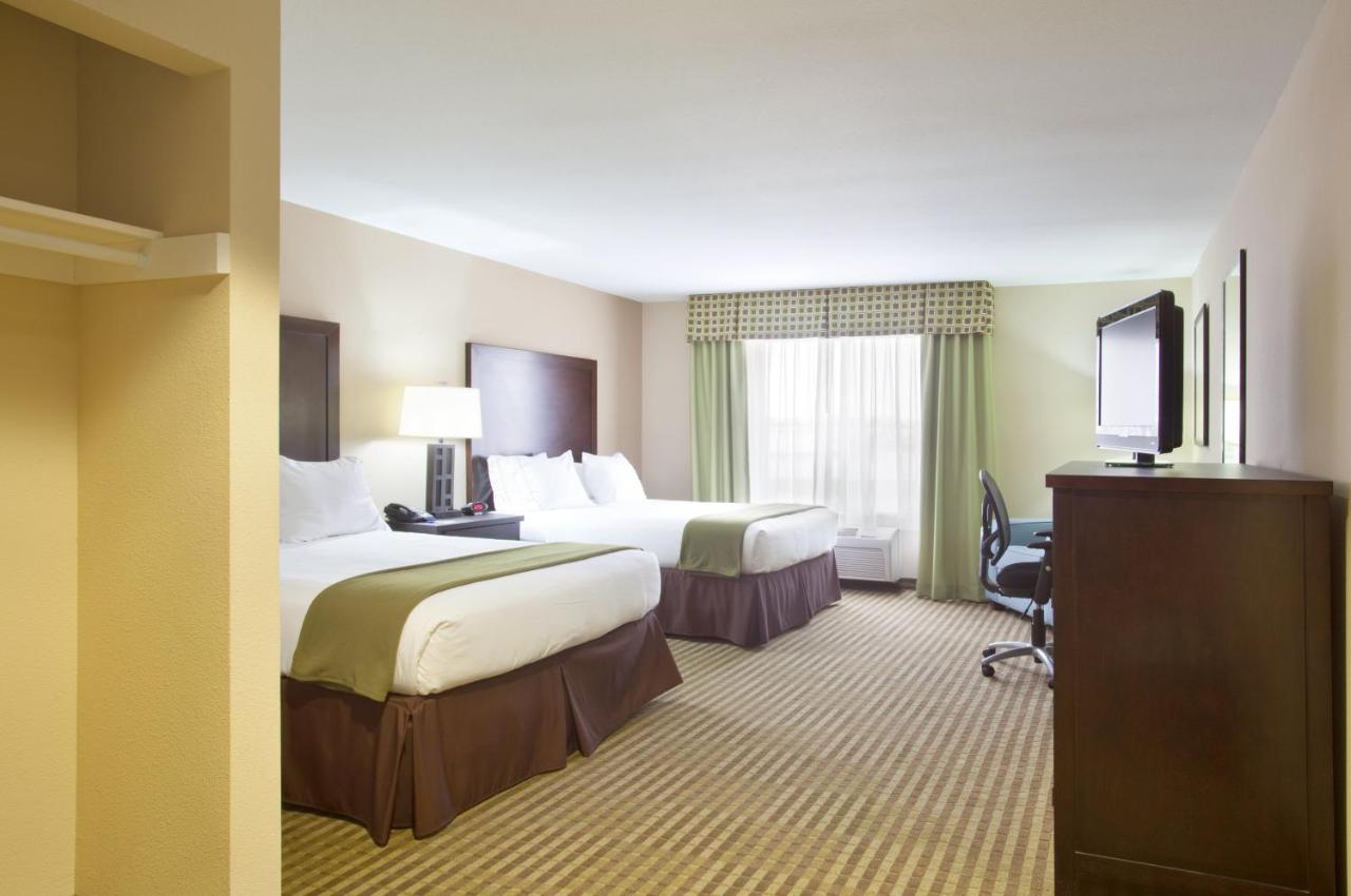 | Holiday Inn Express Le Roy, an IHG Hotel