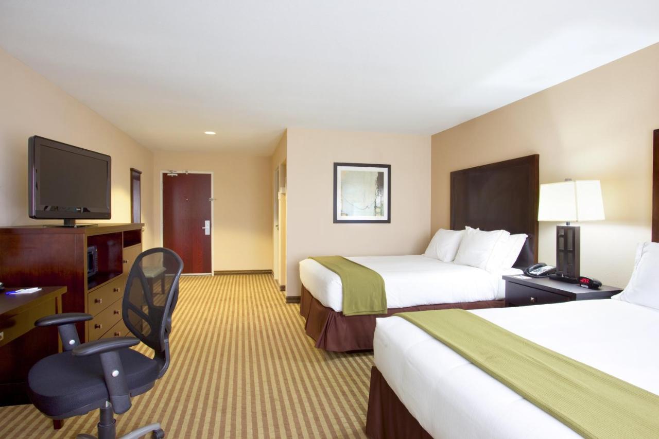 | Holiday Inn Express Le Roy, an IHG Hotel