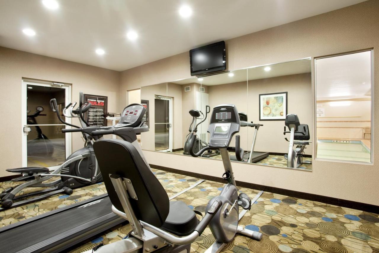 | Holiday Inn Express Le Roy, an IHG Hotel