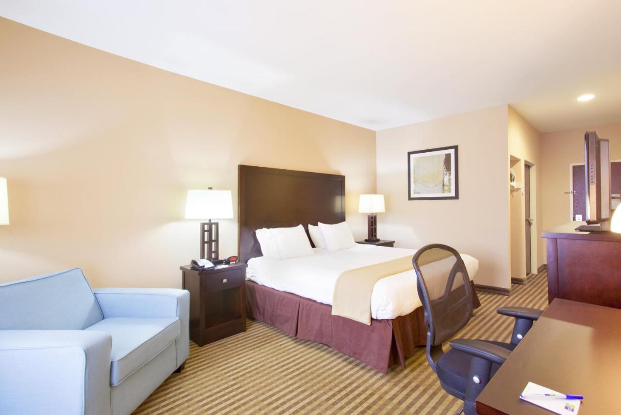 | Holiday Inn Express Le Roy, an IHG Hotel