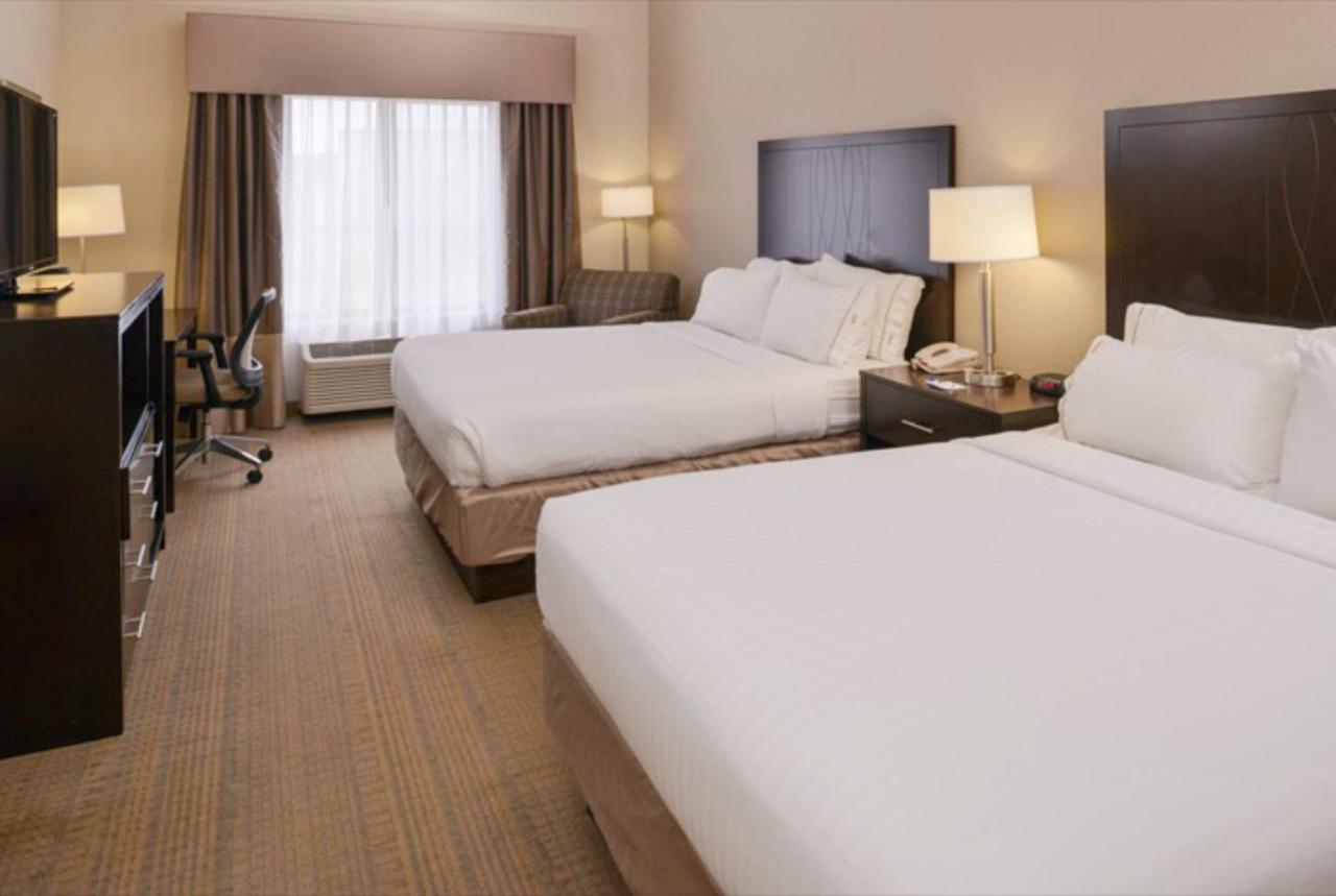 Queen Room with Two Queen Beds - Hearing Accessible with Roll-In Shower at Holiday Inn Express & Suites Sikeston Southwest by IHG