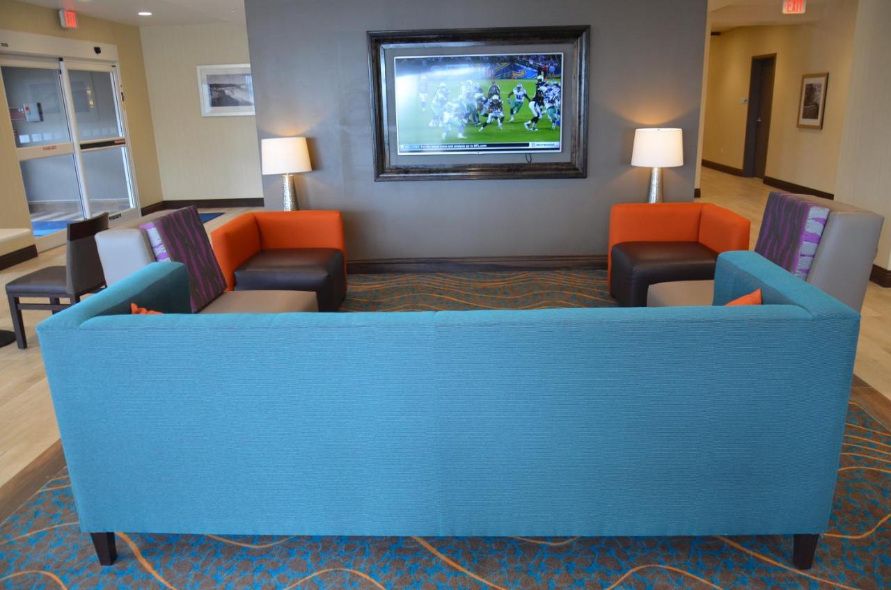 | Holiday Inn Express & Suites Cheektowaga North East, an IHG Hotel