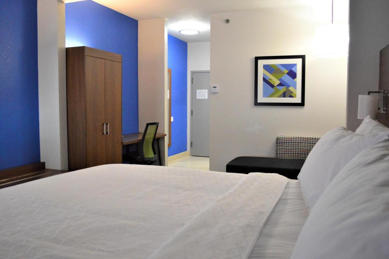 King Room - Non-Smoking at Holiday Inn Express & Suites Batesville by IHG