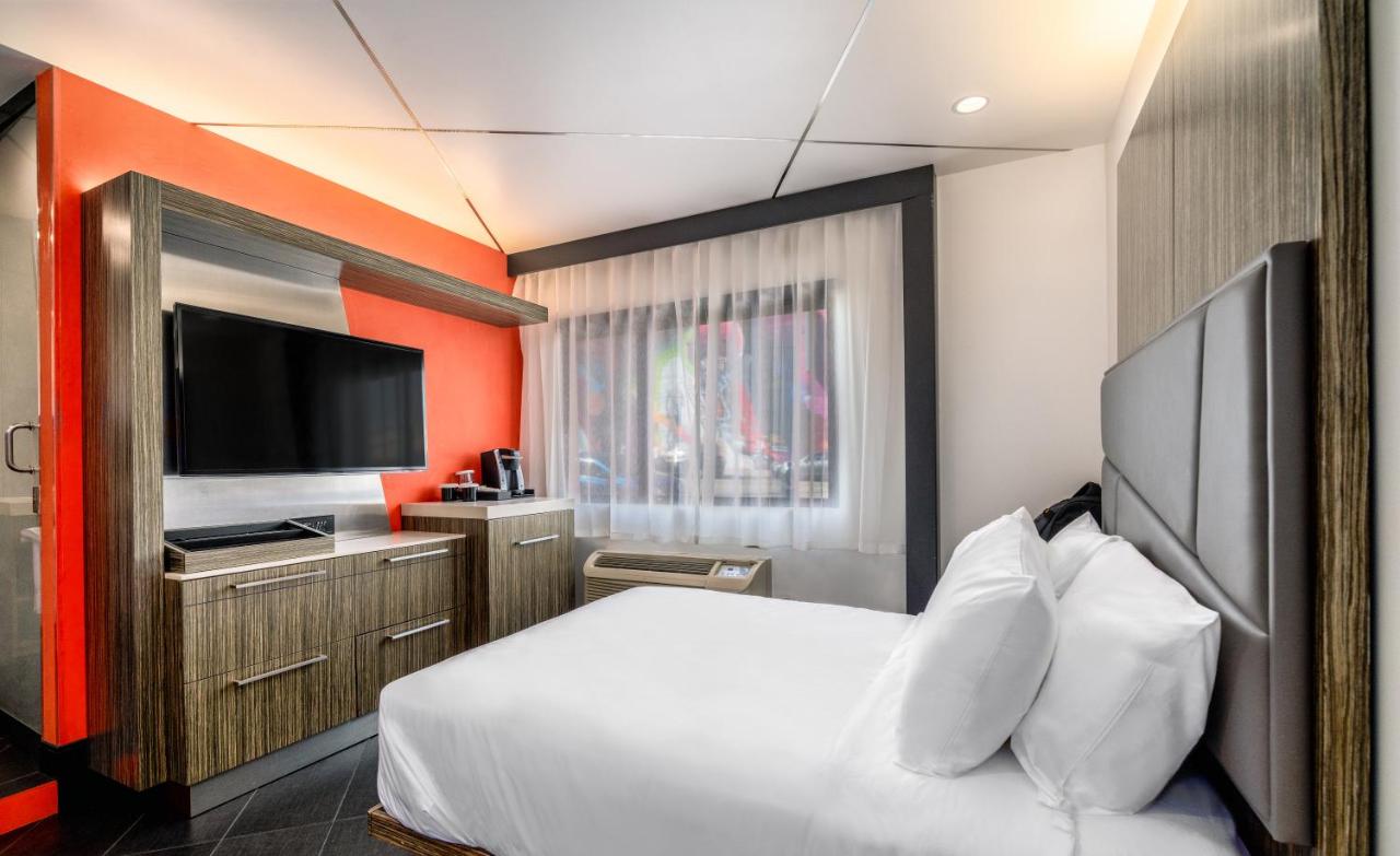 Queen Room at The Moment Hotel